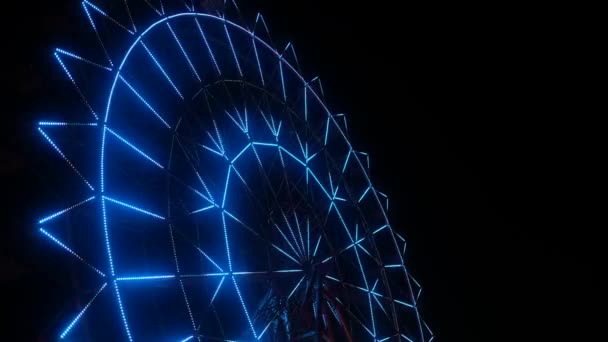 Riesenrad nachts beleuchtet. Lichterkarussell im Park — Stockvideo