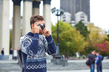 Seyahat eden turist gezginleri geçmişe dönük kameralarda fotoğraf çekiyorlar.