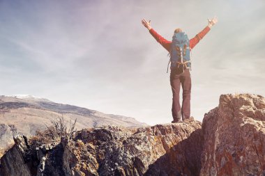 Sırt çantasıyla dağlarda gezen bir adam Seyahat yaşam tarzı başarı konsepti açık hava dağcılık sporu aktif tatil kavramı.