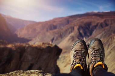 Dağlardaki bir kampta gözcülük yapıyor.