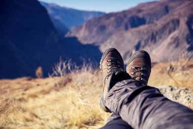 Dağlardaki bir kampta gözcülük yapıyor.
