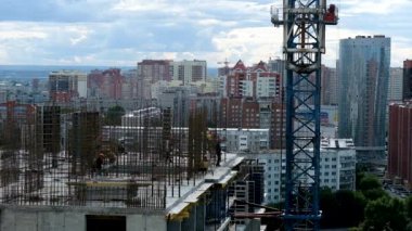 İşçiler takviye ve formalite kuruyor. Crane inşaat alanında çalışıyor.