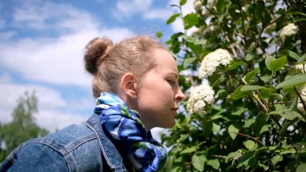 Mujer estornudando del árbol floreciente. Concepto: alergia estacional — Vídeo de stock