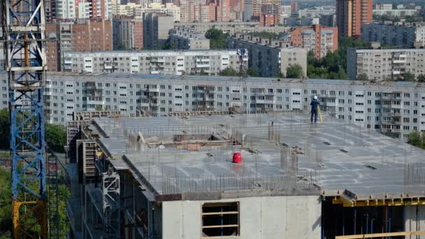 İnşaat alanındaki mesafeleri, yükseklikleri ve yönleri teodolit seviyesine göre ölçen İşçi Ölçüm Mühendisi — Stok video