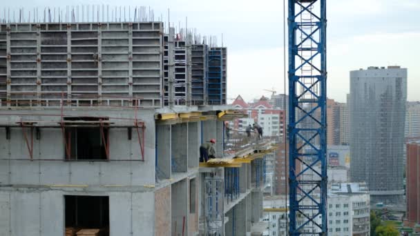 NOVOSIBIRSK, RUSSIA - 14 липня 2020: бетонні формати і журавель на будівельному майданчику. — стокове відео