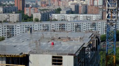 İnşaat alanındaki mesafeleri, yükseklikleri ve yönleri teodolit seviyesine göre ölçen İşçi Ölçüm Mühendisi