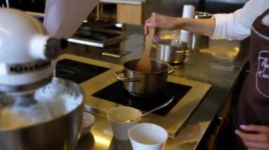 RUSSIA, Novosibirsk - 25 Aralık 2019: Kadın eli mikserle kırbaçlanıyor.