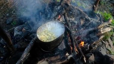 Otla yürüyüş, şenlik ateşinde bowling. Kazanda kaynayan kazanlar tehlikede. Kampta yemek yapmak