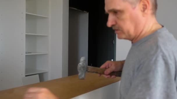 木匠用铁锤和钉子在细节上做标记 — 图库视频影像