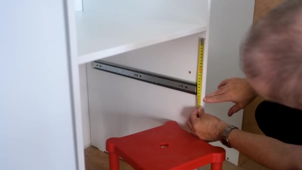 Carpintero que marca los detalles laminados con cinta métrica y lápiz — Vídeos de Stock