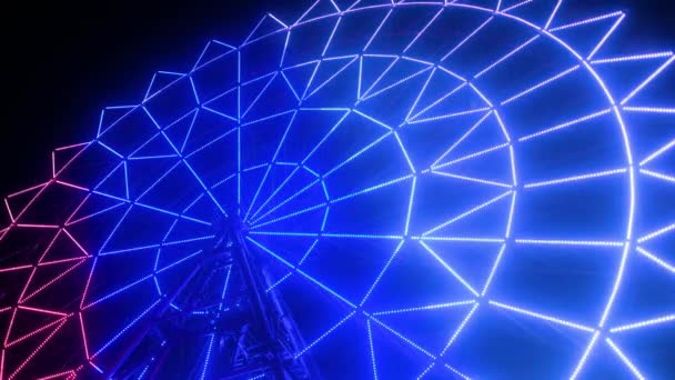 Riesenrad nachts beleuchtet. Lichterkarussell im Park — Stockvideo