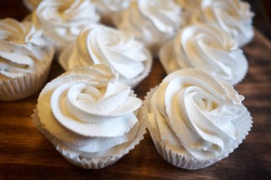 Tahta masadaki pastanede krema, marşmelov ya da kek hazırlıyorum.