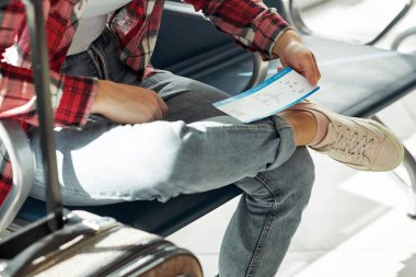 El ele tutuşmak ya da biniş kartı. Hava yolculuğu terminalde bekliyor.