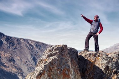 Sırt çantasıyla dağlarda gezen bir adam Seyahat yaşam tarzı başarı konsepti açık hava dağcılık sporu aktif tatil kavramı.