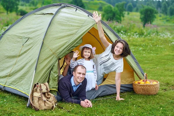 Aile Iki Çocuk Kamp Çadırında Mutlu Anne Baba Oğul Kız — Stok fotoğraf