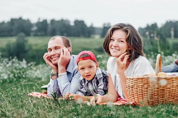 Mutlu Bir Aile Doğada Dinleniyor Anne Baba Çocuk Çayırda Kareli — Stok fotoğraf