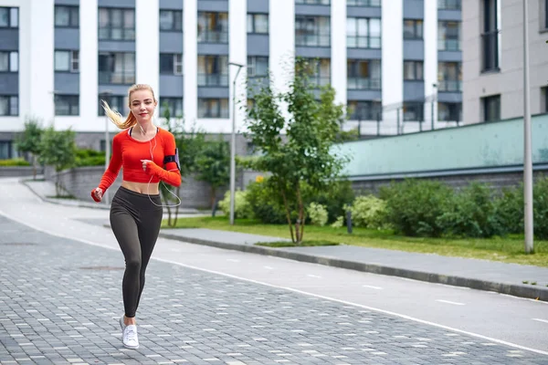 Ung Kvinnlig Löpare Hoody Joggar Stadens Gata — Stockfoto