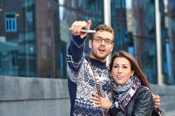 Dos Turistas Felices Pareja Buscando Ubicación Junto Con Teléfono Mapa —  Fotos de Stock