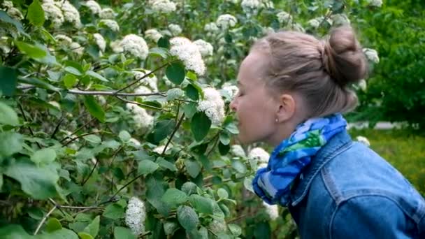 Mujer estornudando del árbol floreciente. Concepto: alergia estacional — Vídeos de Stock
