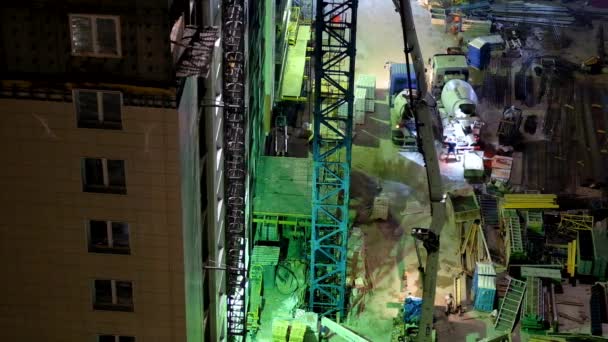 NOVOSIBIRSK, RUSSIA - 14 Juli 2020: Pekerja konstruksi menuangkan beton basah menggunakan selang laba-laba beton atau pompa di tempat tinggi di malam hari — Stok Video