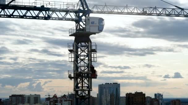 NOVOSIBIRSK, RUSSIA - 10 Temmuz 2020: vinçler, bina üzerinde inşaat vinç ekipmanları. teknoloji taşımacılığı — Stok video