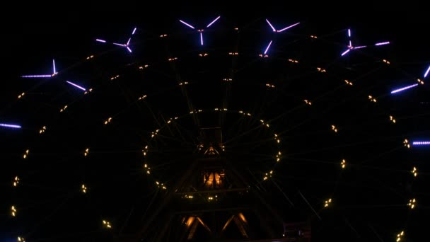 Ferris wiel verlicht 's nachts. Carrousellampjes in het park — Stockvideo