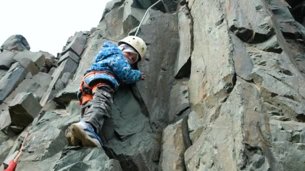 RUSSIA, Novosibirsk - 16 giugno 2020: Il ragazzino sta scalando le montagne. Giovani scalano una via di arrampicata — Video Stock