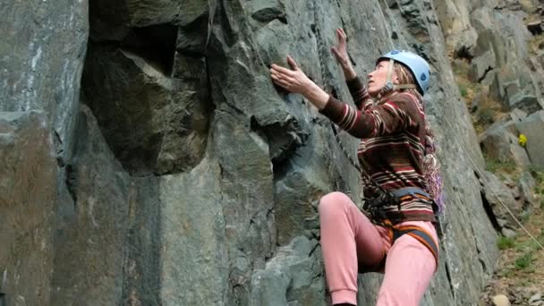 Mulher alpinista passa faixas desafiadoras na rocha — Vídeo de Stock