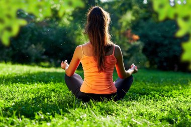 Yoga. Yoga yapan, dans eden ya da parkta esneme hareketleri yapan genç bir kadın. Sağlık yaşam tarzı kavramı.