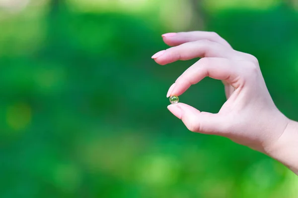 Suplementos Diarios Mano Vitaminas Medicamentos Sobre Fondo Verde — Foto de Stock