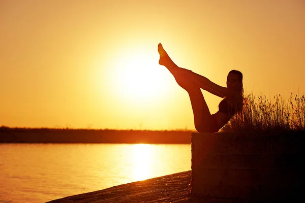 Mujer Silueta Practicando Yoga Estirándose Muelle Playa Atardecer Amanecer —  Fotos de Stock