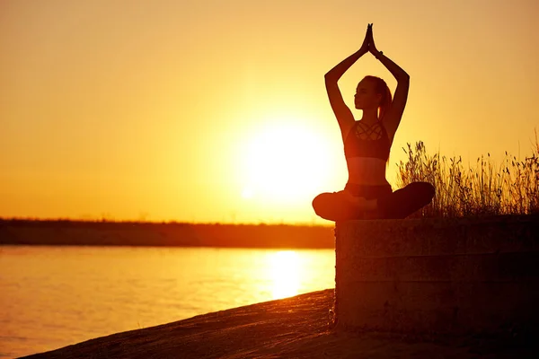 Siluet Kadın Yoga Yapıyor Gün Batımında Gün Doğumunda Sahilde Geriniyor — Stok fotoğraf