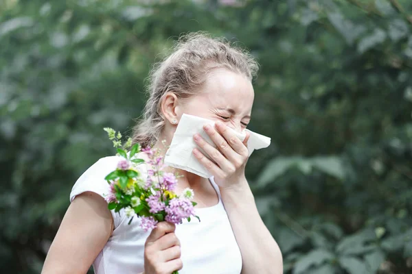Alergia Polen Chica Estornudando Con Ramo Flores Concepto Alergia Estacional — Foto de Stock