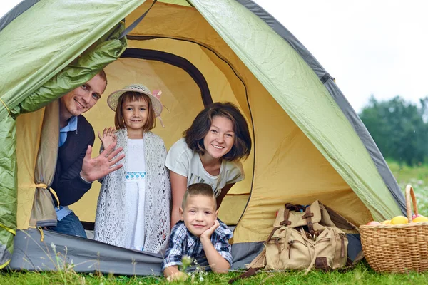 Aile Iki Çocuk Kamp Çadırında Mutlu Anne Baba Oğul Kız — Stok fotoğraf