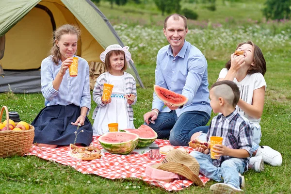 Família Feliz Comendo Melancia Piquenique Prado Perto Tenda Família Apreciando — Fotografia de Stock