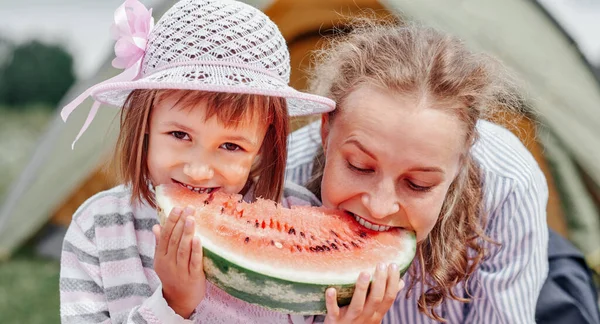 Kampta Piknikte Mutlu Bir Aile Anne Kızı Çayırda Parkta Karpuz — Stok fotoğraf