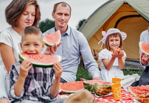 Mutlu Bir Aile Çadırın Yanındaki Çayırda Piknikte Karpuz Yiyor Aile — Stok fotoğraf