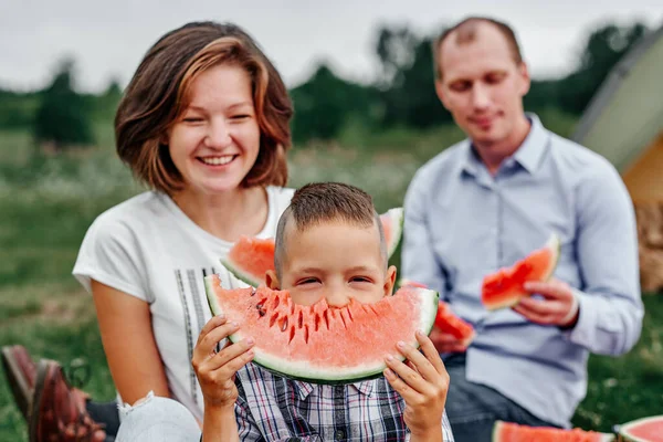 Mutlu Bir Aile Çadırın Yanındaki Çayırda Piknikte Karpuz Yiyor Anne — Stok fotoğraf