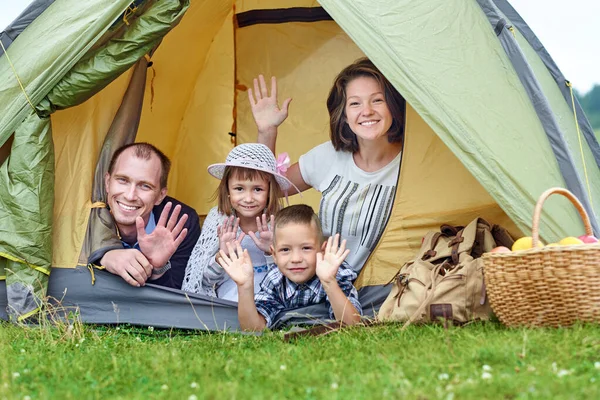 Genitori Familiari Due Bambini Nella Tenda Del Campo Madre Felice — Foto Stock