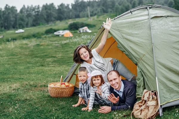 キャンプテントの中で家族の両親と2人の子供 夏休みの幸せな母 — ストック写真