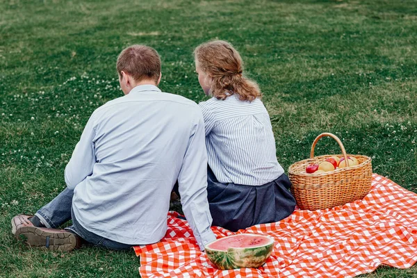 Pareja Joven Enamorada Picnic Sentada Mantel Celda Roja Amor Pareja —  Fotos de Stock