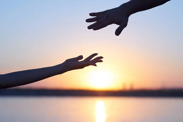 Dando Una Mano Ayuda Dos Manos Hombre Mujer Extendiéndose Una — Foto de Stock