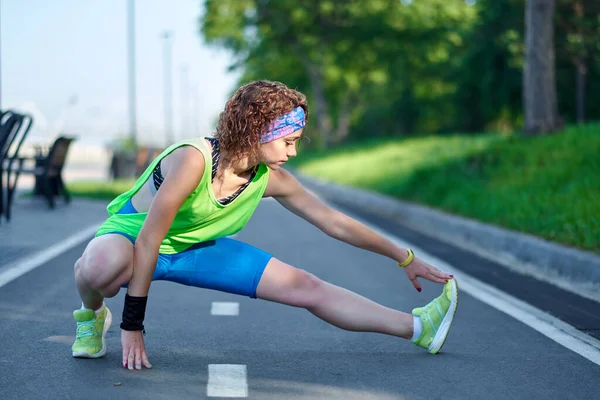 Fitness Jovem Mulher Alongando Livre — Fotografia de Stock