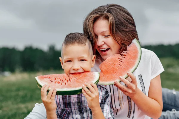 Madre Hijo Comiendo Sandía Prado Parque Familia Feliz Picnic Retrato — Foto de Stock