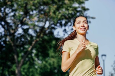 Koşan kadın. Parkta Antrenman yaparken Koşan Kadın Koşucu. Formda bir kız. Spor mankeni dışarıda. Kilo Kaybı.