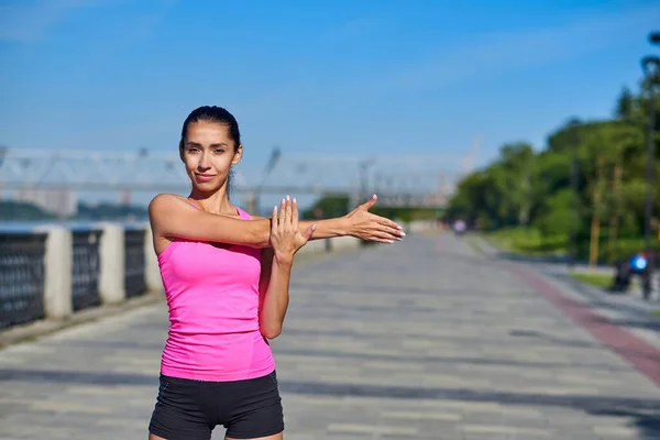 Fitness Jovem Mulher Alongando Livre — Fotografia de Stock