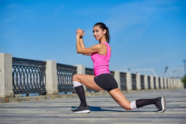 Fitness Jovem Mulher Alongando Livre — Fotografia de Stock