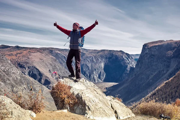 Hombre Viajando Con Mochila Senderismo Las Montañas Viajes Estilo Vida — Foto de Stock