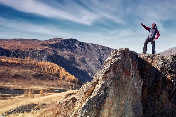 Hombre Viajando Con Mochila Senderismo Las Montañas Viajes Estilo Vida — Foto de Stock