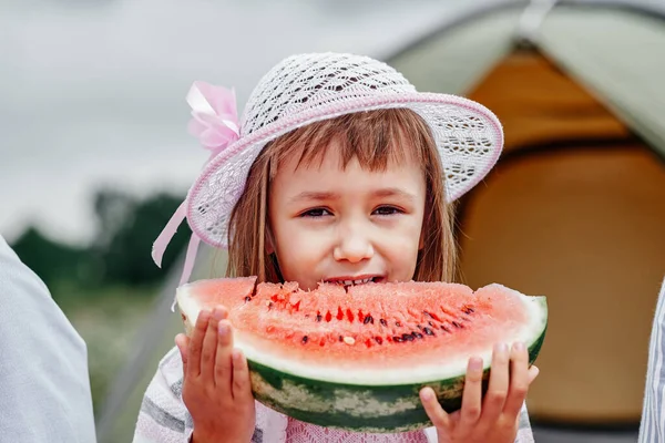 Piknikteki Küçük Kızın Portresi Çayırda Karpuz Yiyen Çocuk — Stok fotoğraf